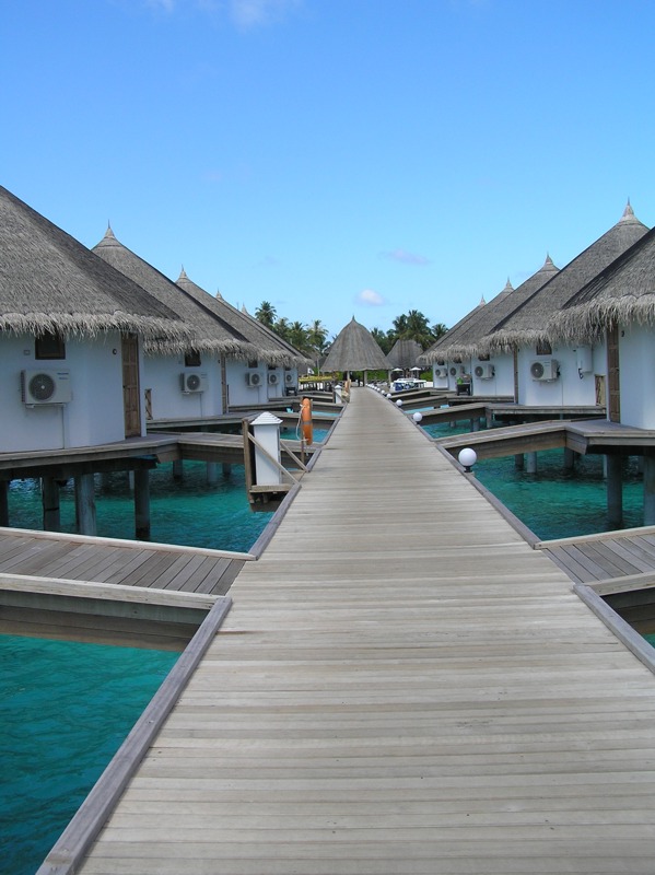 Blick von den neuen Wasserbungalows zum Anlegehüttchen