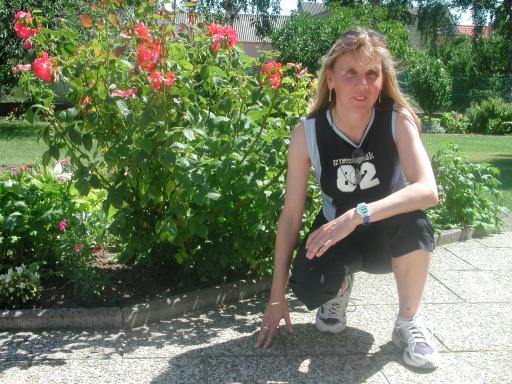 Ich im Sommer inmitten Blumen