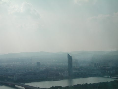 Der Milleniumtower vom Donauturm aus gesehen.