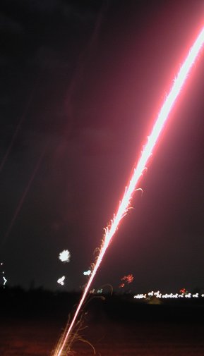rosarot zischt die Rakete vom Wind verweht ab