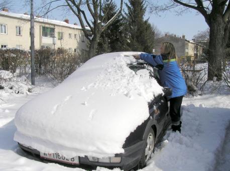 Ich schaufle Willys Auto frei