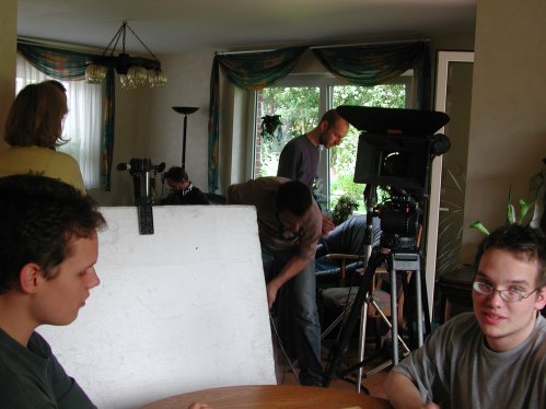 Das Fernsehteam baut sein Equipment ab