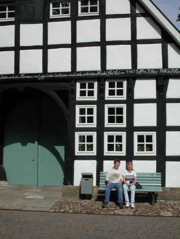 Marco und ich sitzen auf einer Bank beim Fachwerkhaus am Wöhlehof