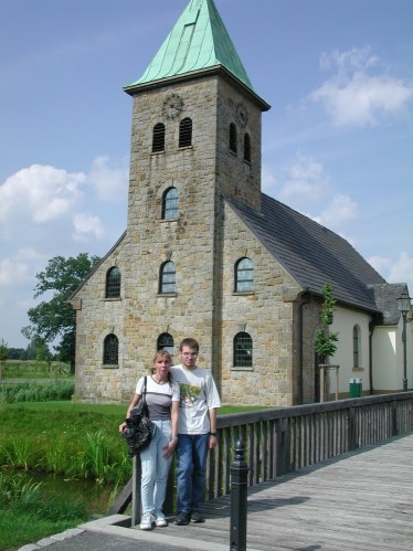 Marco und ich vor einer alten Kirche, einem Wahrzeichen