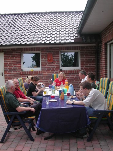 Marcos Familie, Franz und Michael bei der Kaffeejause im Garten
