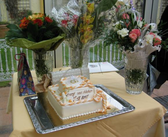 Der Beistelltisch mit allen Blumen und der Torte