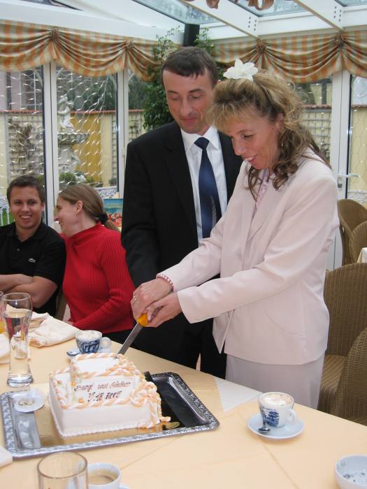 Wir schneiden die Torte an