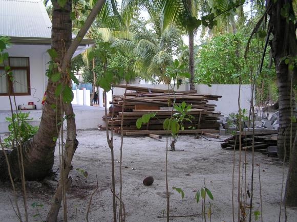 Stapel alter Holzbretter im Sand