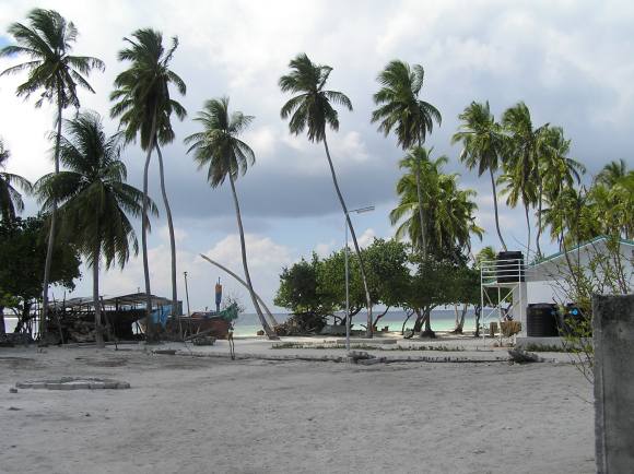 Nach dem Tsunami: Die Einheimischeninsel Medhoo ist noch großteils verwüstet