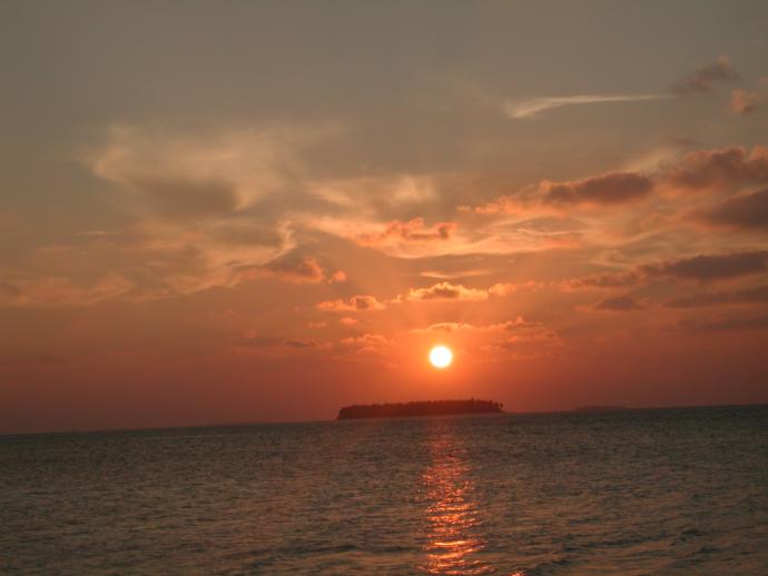 die Sonne versinkt im Meer