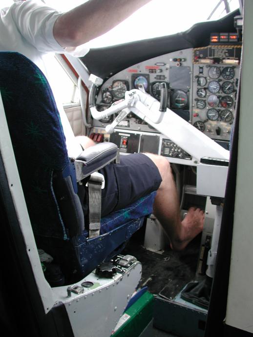 Der Pilot steuert barfu&szlig;